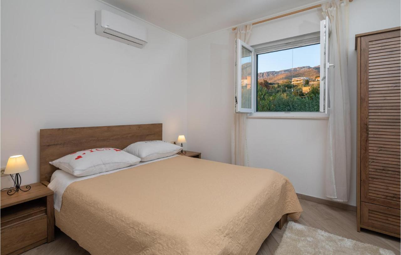 Cozy Home In Zrnovnica With Wifi Екстер'єр фото