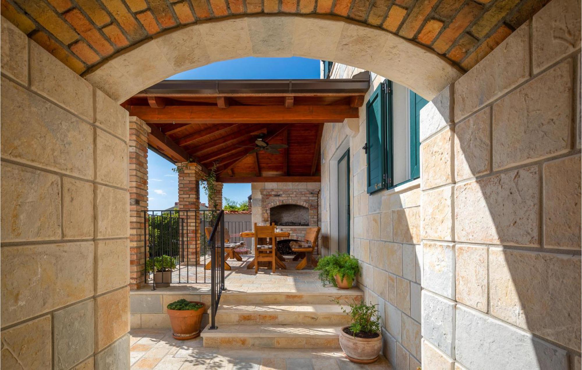 Cozy Home In Zrnovnica With Wifi Екстер'єр фото