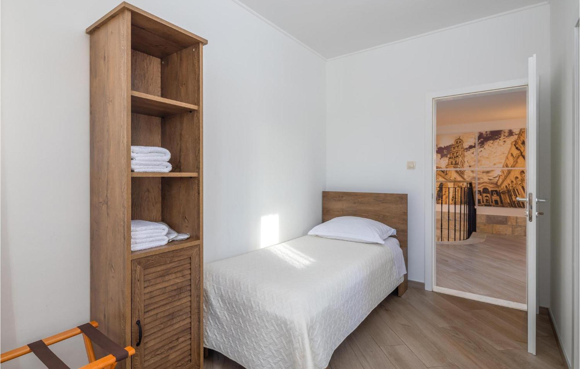 Cozy Home In Zrnovnica With Wifi Екстер'єр фото