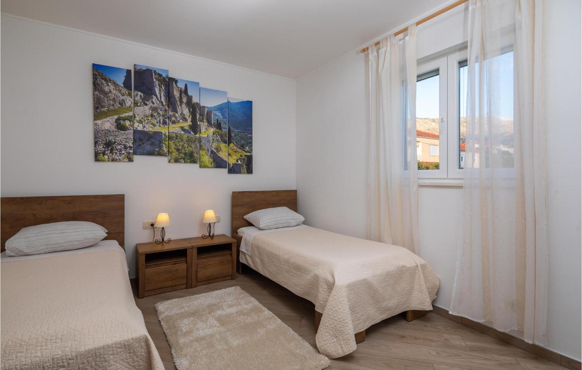 Cozy Home In Zrnovnica With Wifi Екстер'єр фото