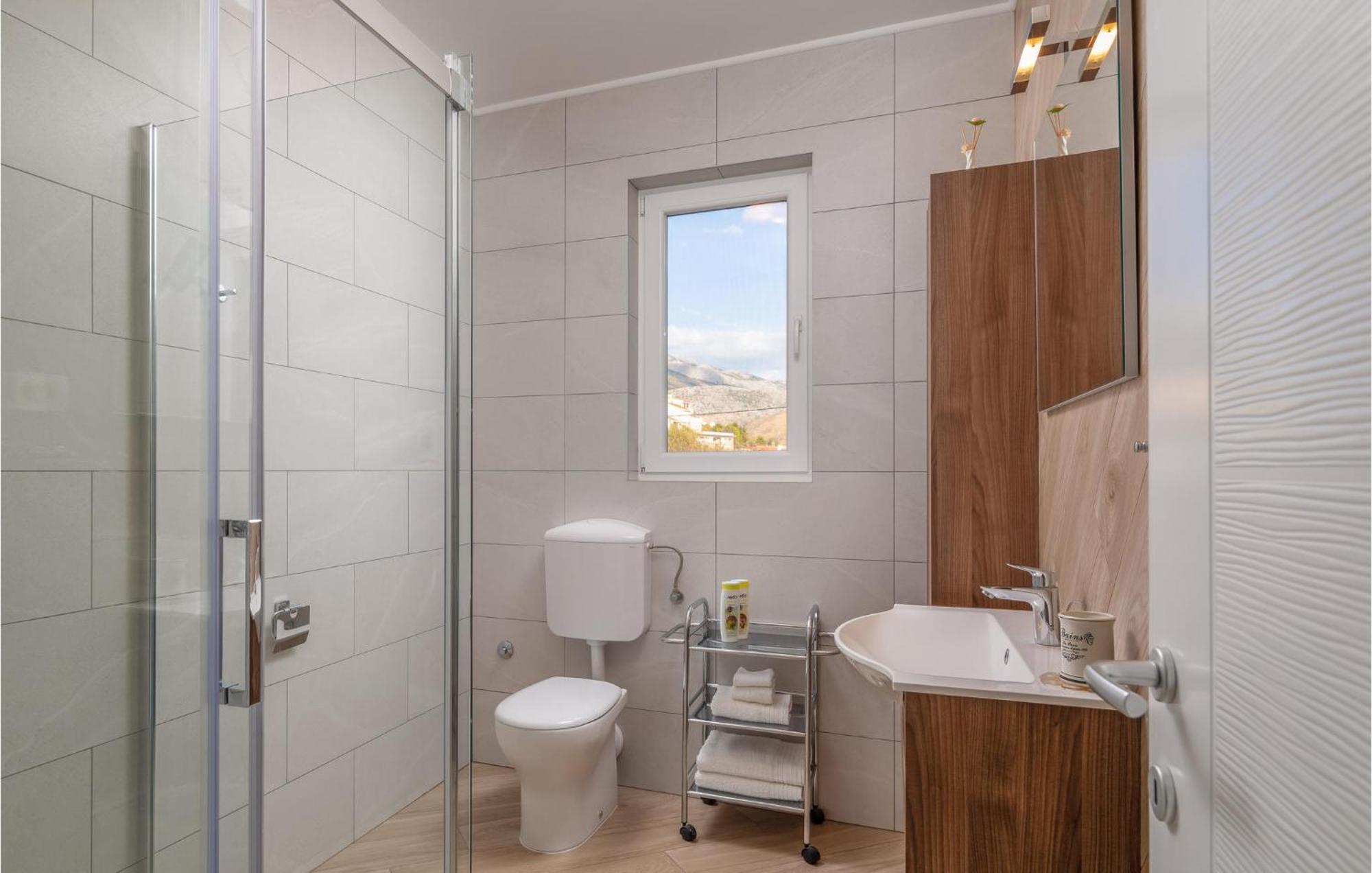 Cozy Home In Zrnovnica With Wifi Екстер'єр фото