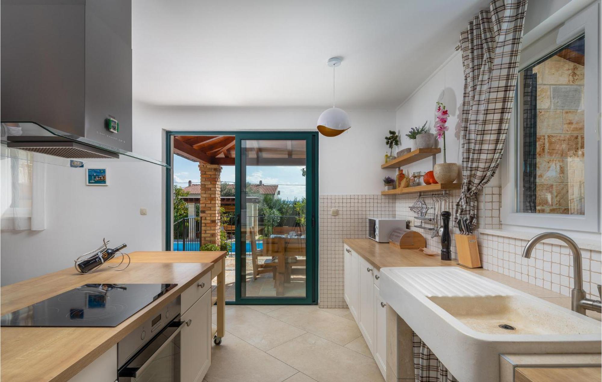 Cozy Home In Zrnovnica With Wifi Екстер'єр фото