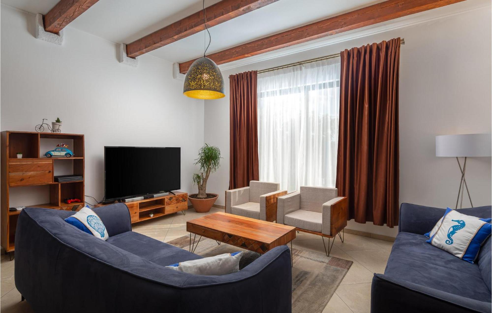 Cozy Home In Zrnovnica With Wifi Екстер'єр фото