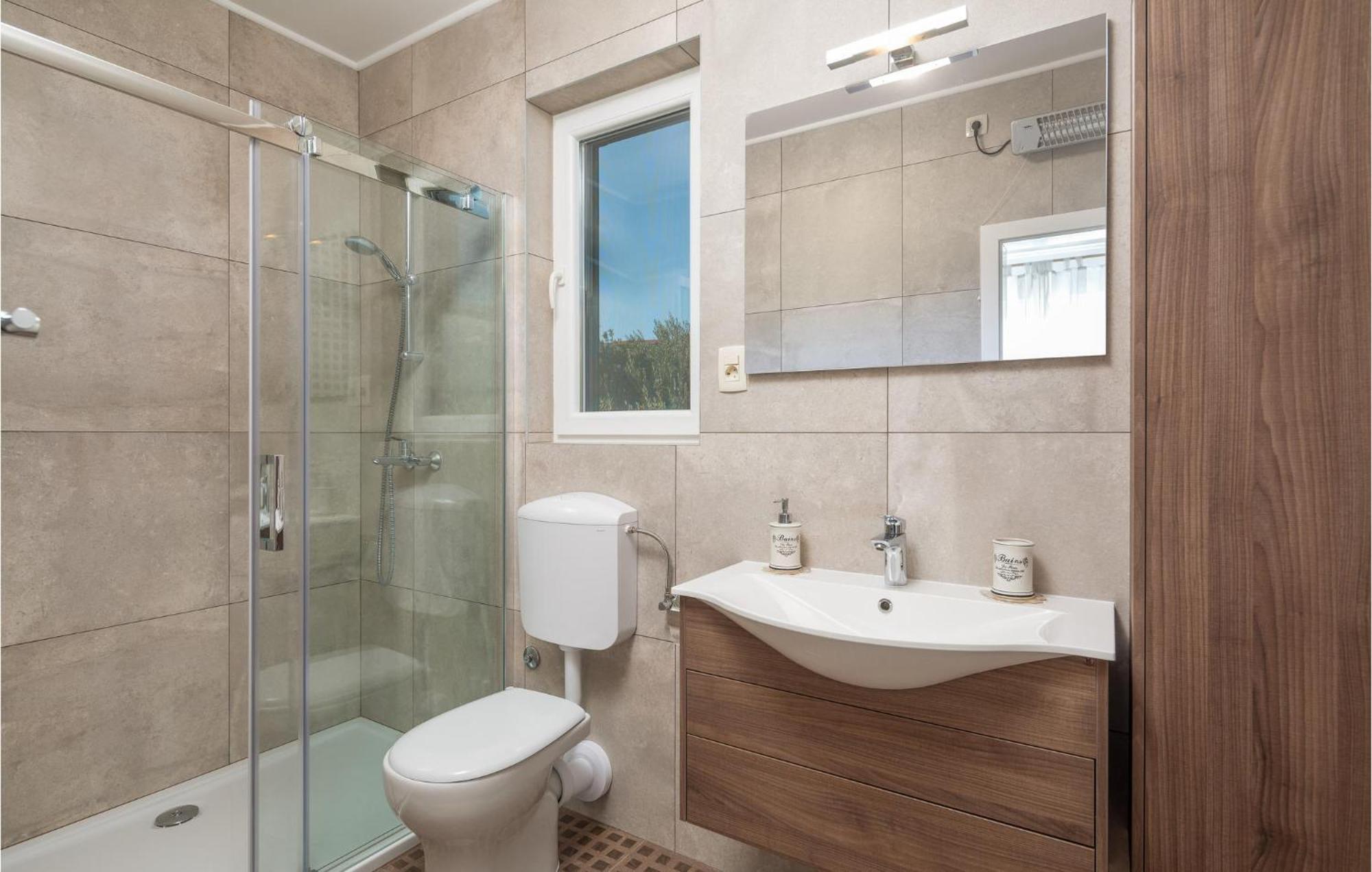 Cozy Home In Zrnovnica With Wifi Екстер'єр фото