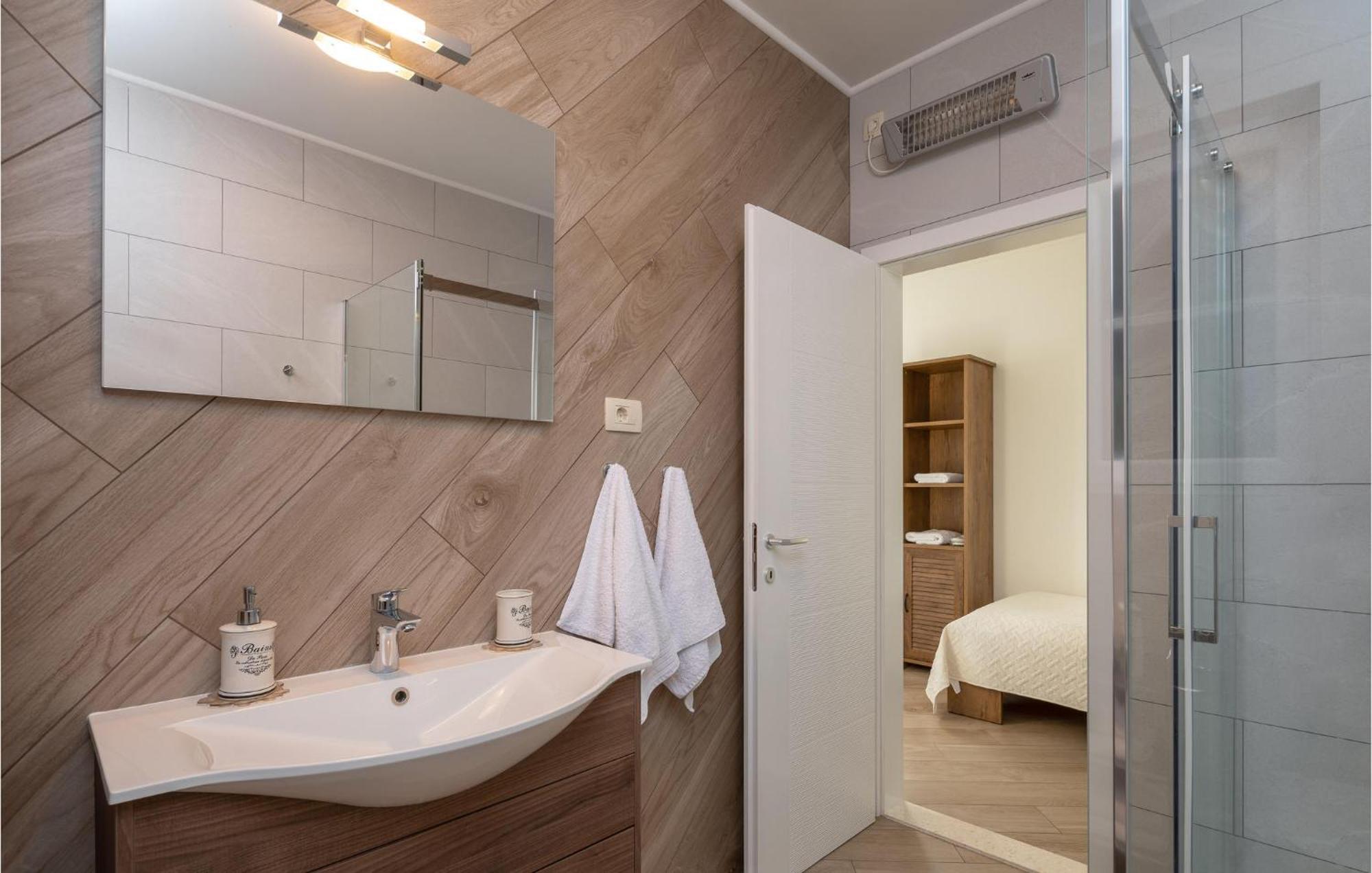 Cozy Home In Zrnovnica With Wifi Екстер'єр фото