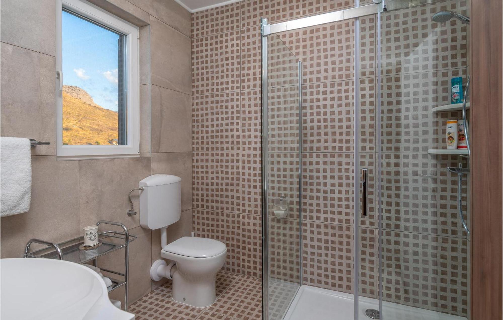 Cozy Home In Zrnovnica With Wifi Екстер'єр фото
