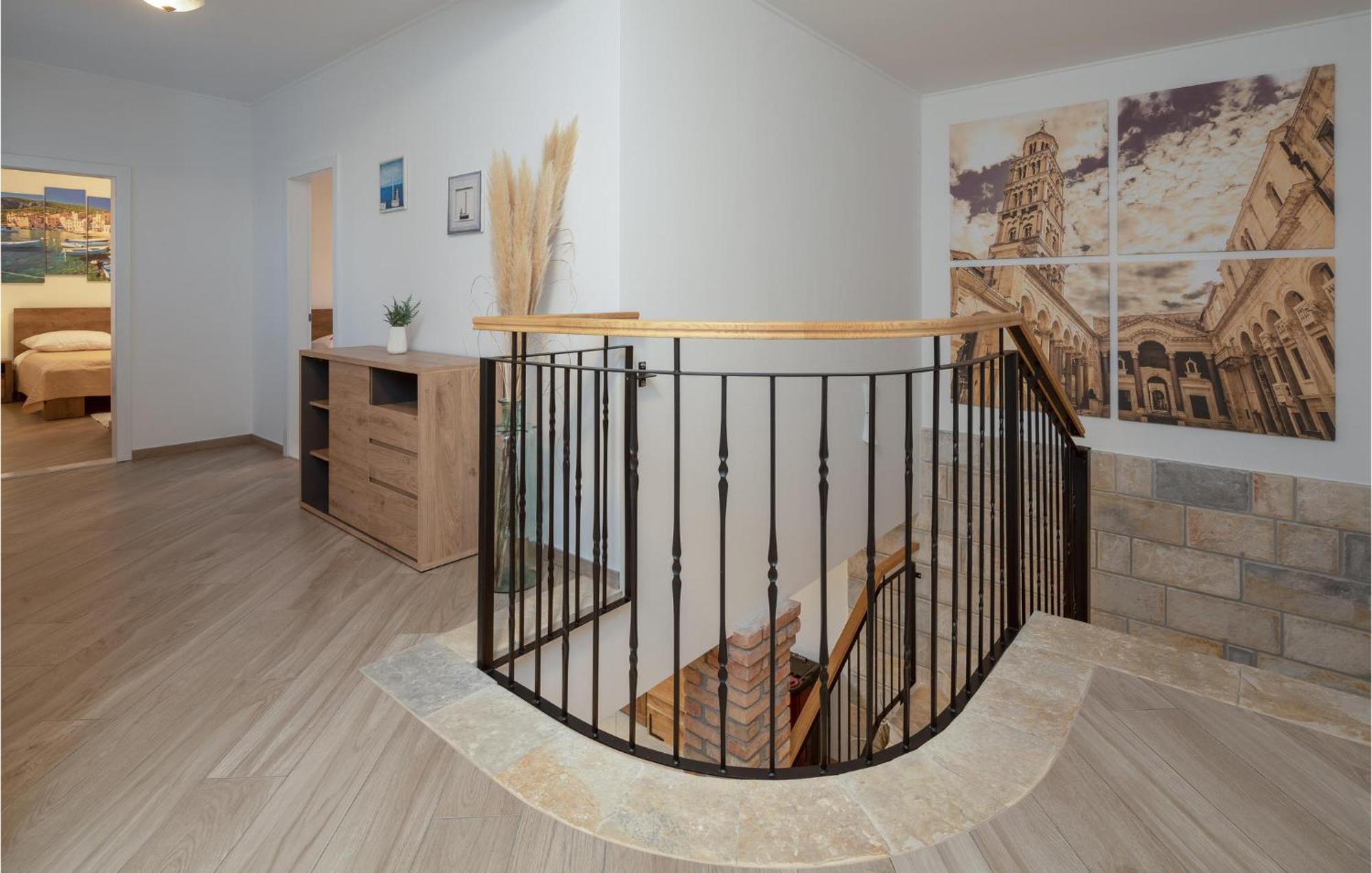Cozy Home In Zrnovnica With Wifi Екстер'єр фото