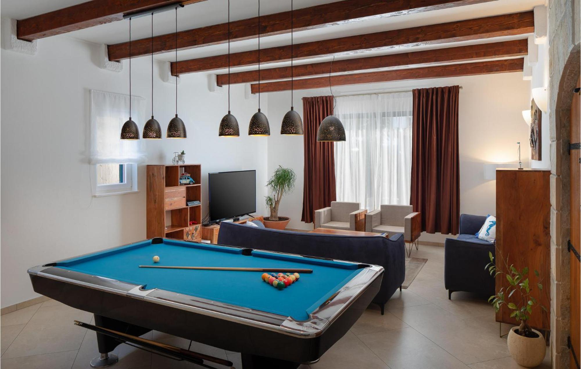 Cozy Home In Zrnovnica With Wifi Екстер'єр фото