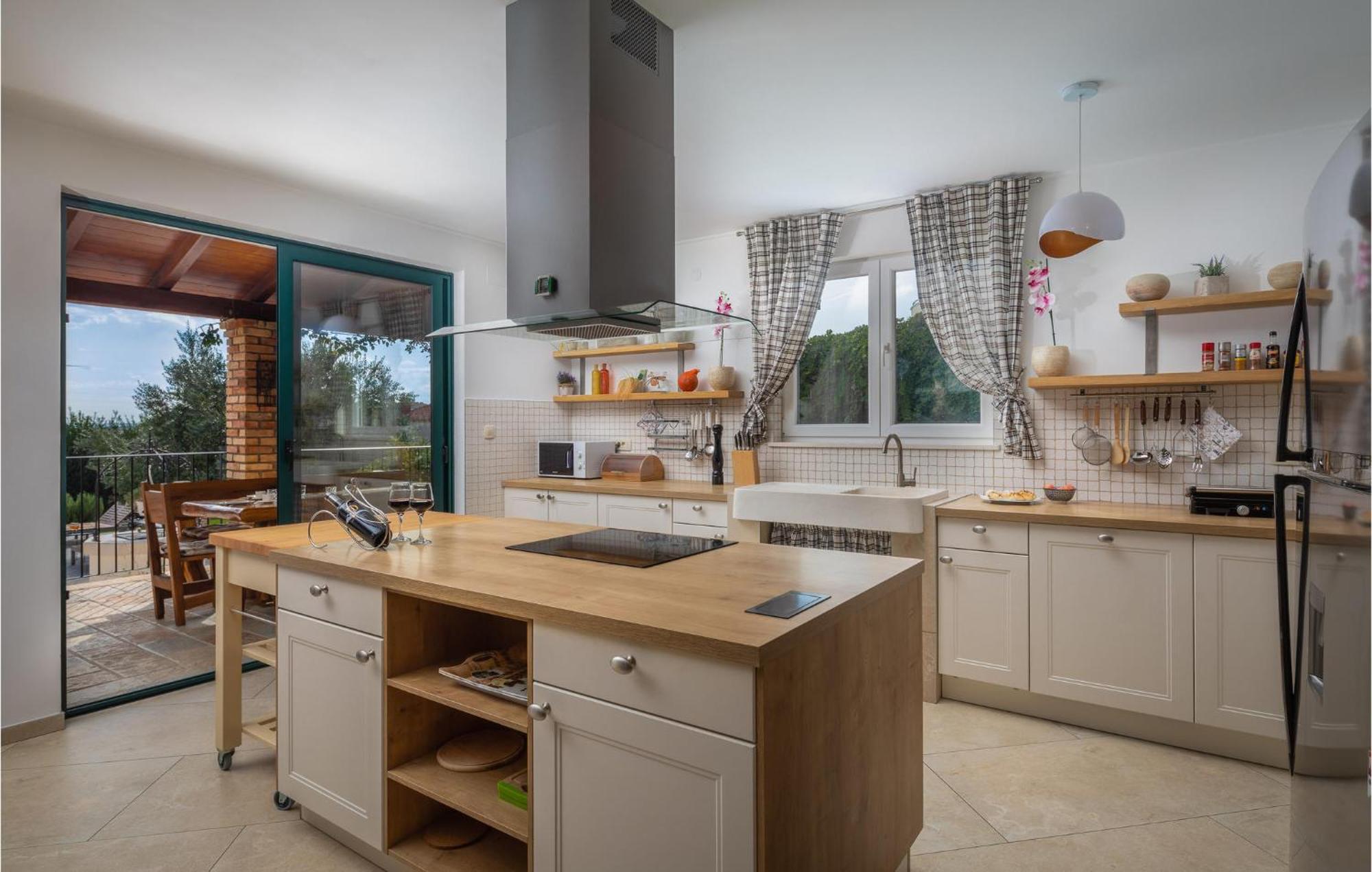 Cozy Home In Zrnovnica With Wifi Екстер'єр фото