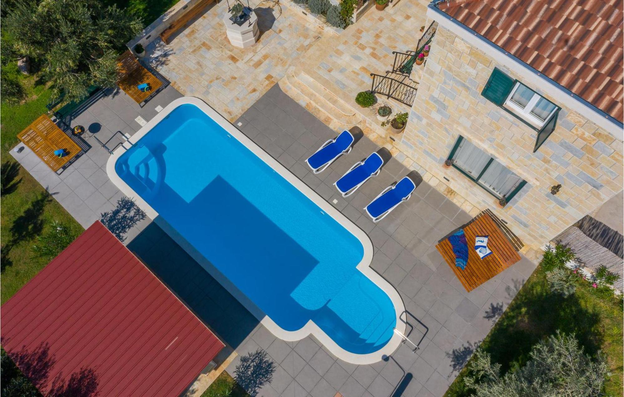 Cozy Home In Zrnovnica With Wifi Екстер'єр фото