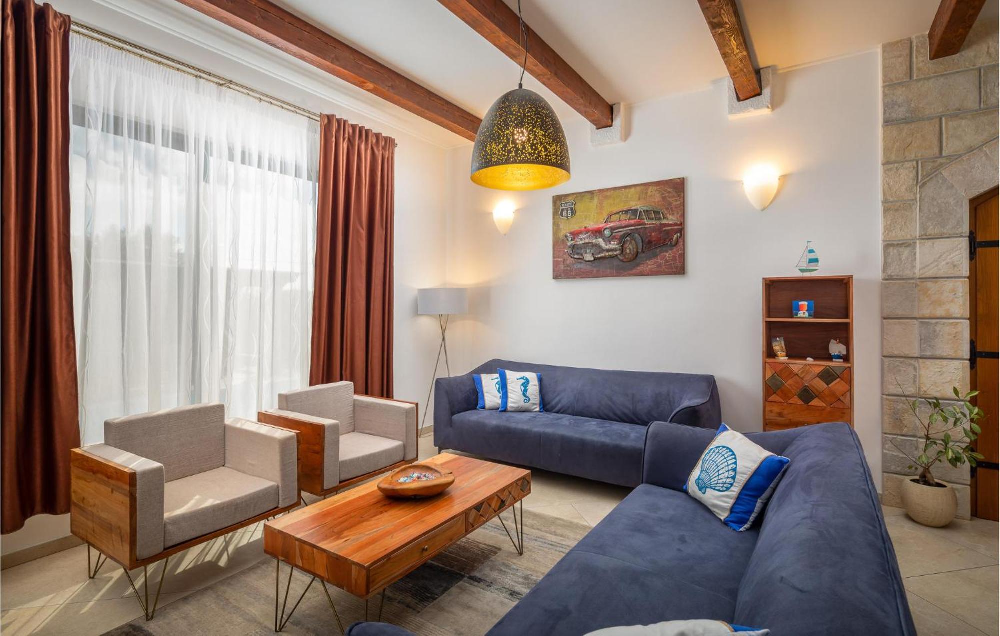 Cozy Home In Zrnovnica With Wifi Екстер'єр фото