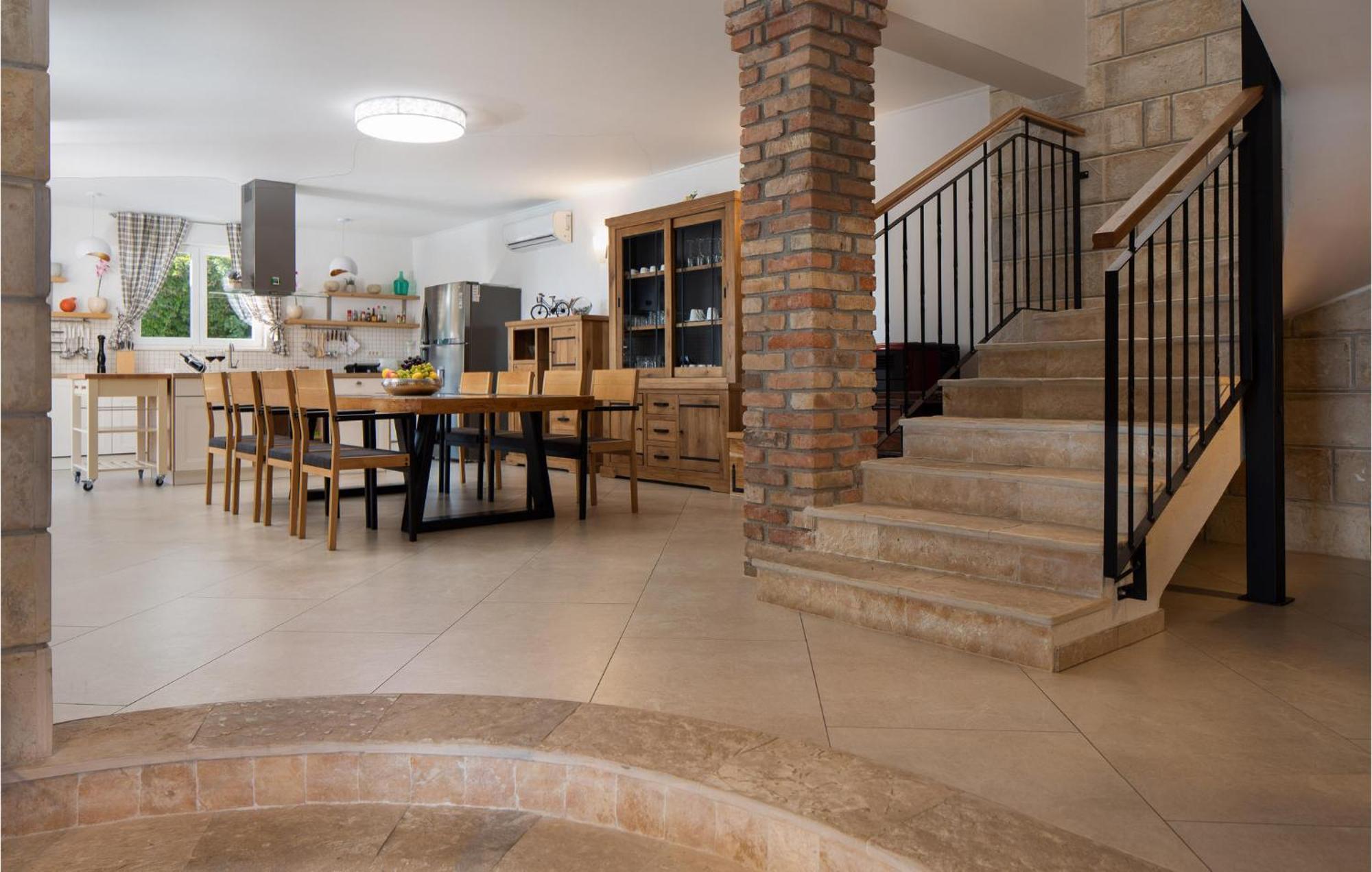 Cozy Home In Zrnovnica With Wifi Екстер'єр фото